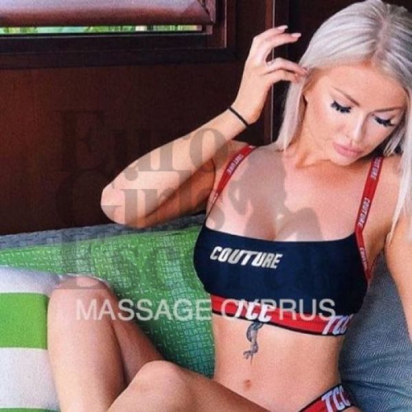 VIP treatment from 29 year-old elite escort Samantha